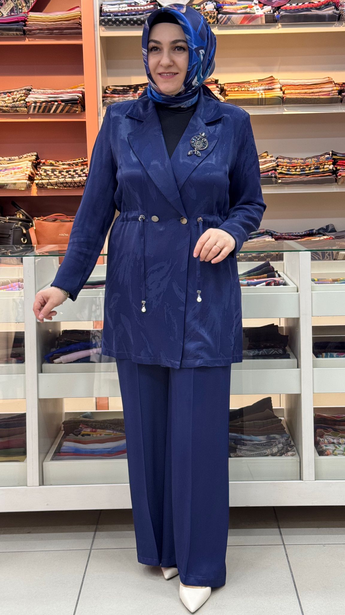 Dua&MisS - Beli Büzgü Ve Broş Detaylı Blazer Takım Lacivert / 3021