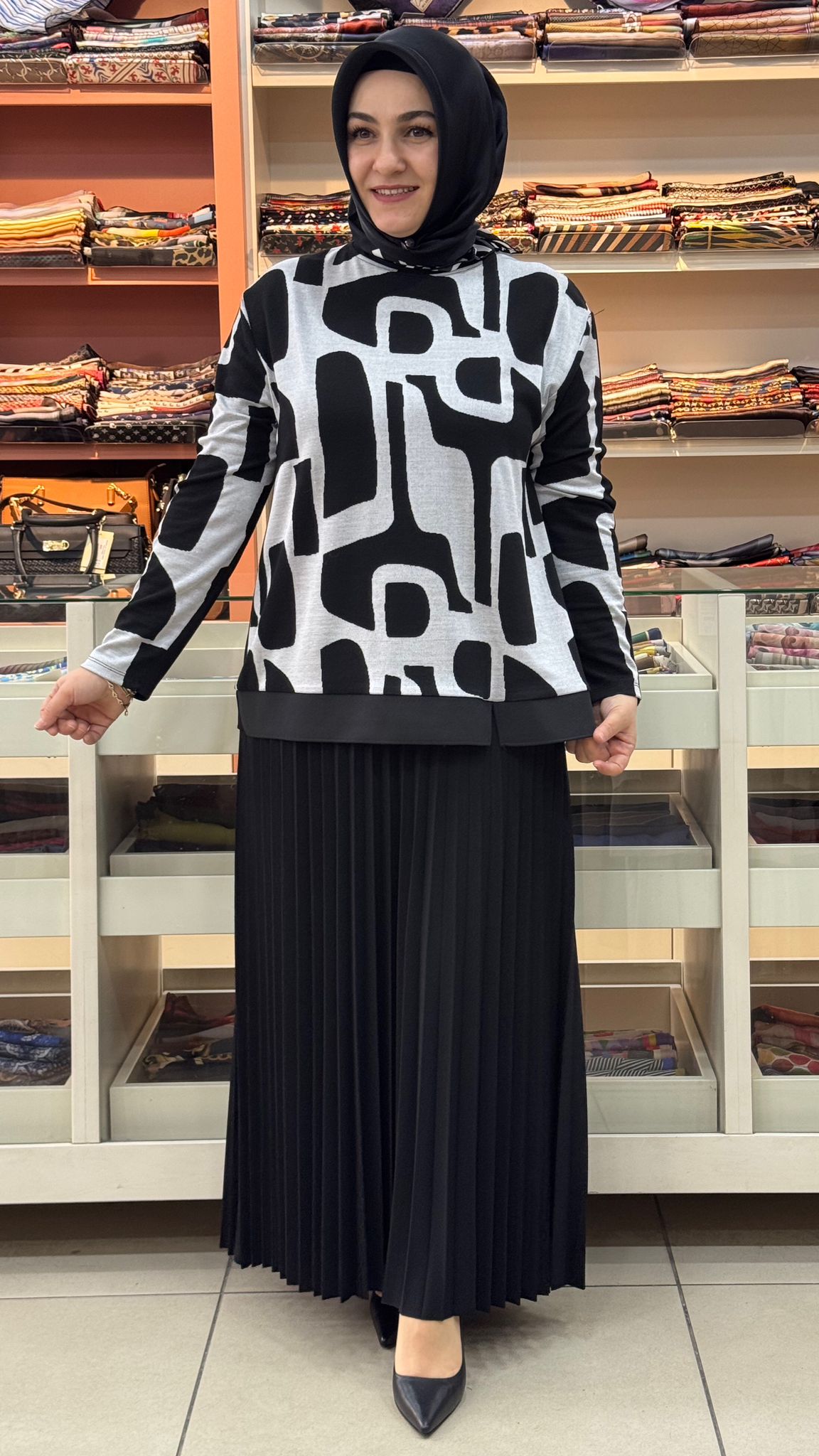 Ahi - Bluzu Desenli Pileli Etekli Takım Siyah/111302