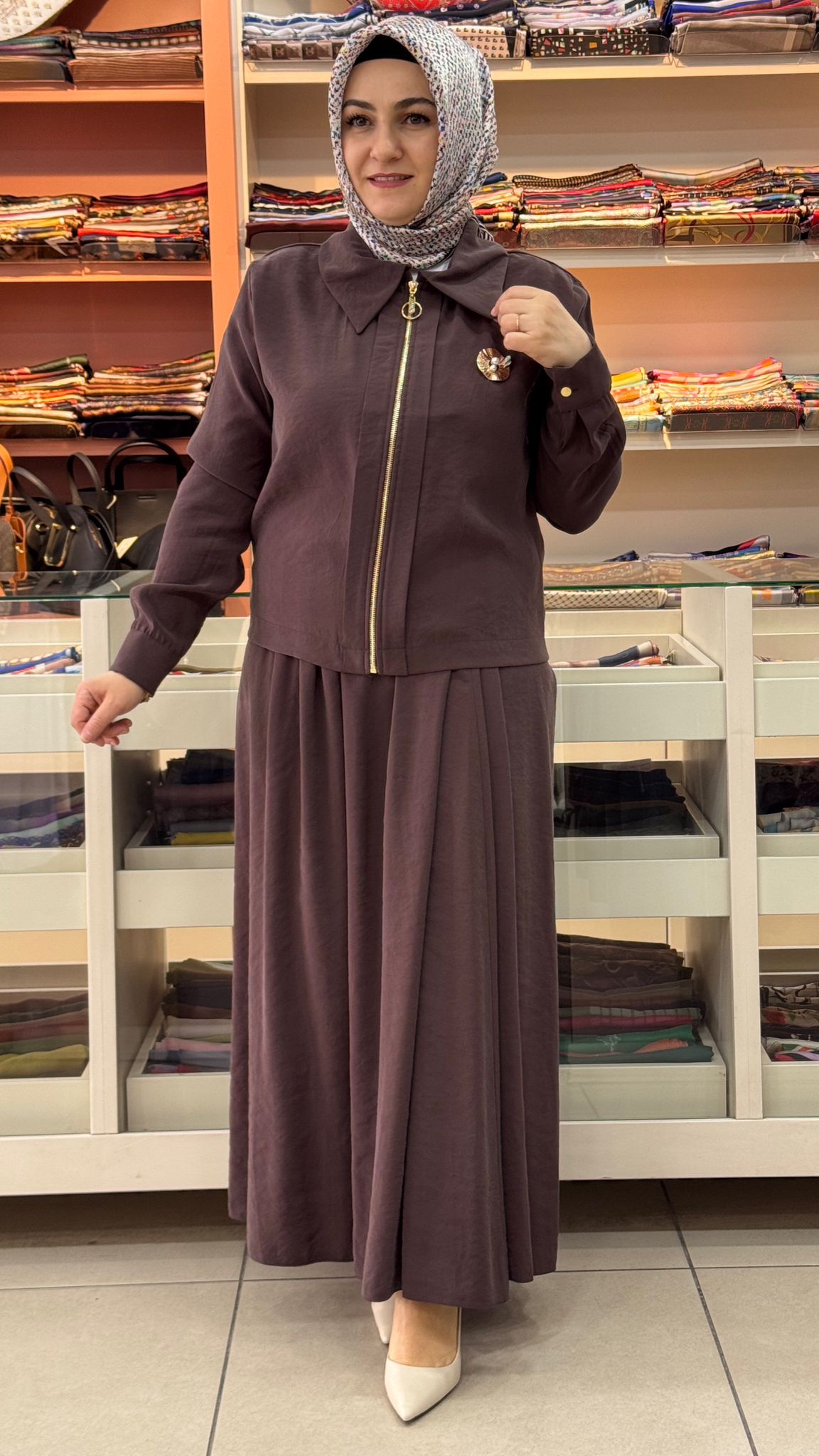 Janset - Broş Detaylı Etekli Takım Kahve/3974 