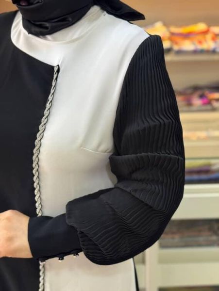 Kolu Piliseli Önünden Yırtmaçlı Taş Detaylı Pantolunlu Takım Siyah-Beyaz/23051