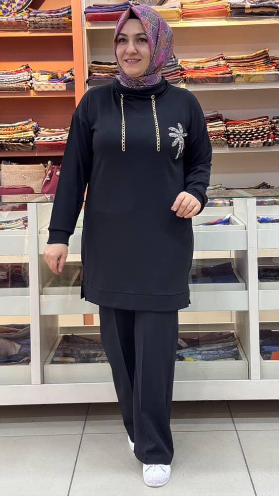 Güner Moda - Degaje Yaka Çiçek Ve Zincir Detaylı Tunik Siyah/1856