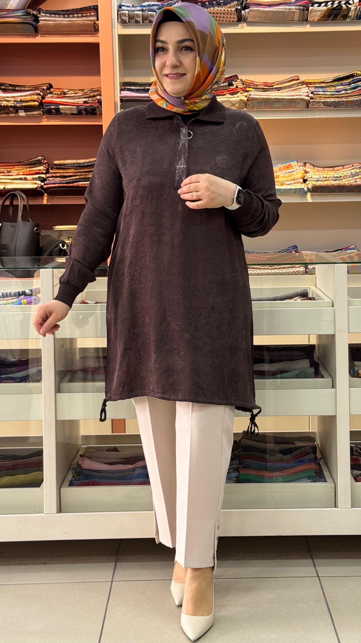 Kado - Dik Yaka Jakarlı Taşlı Tunik Kahverengi/26202