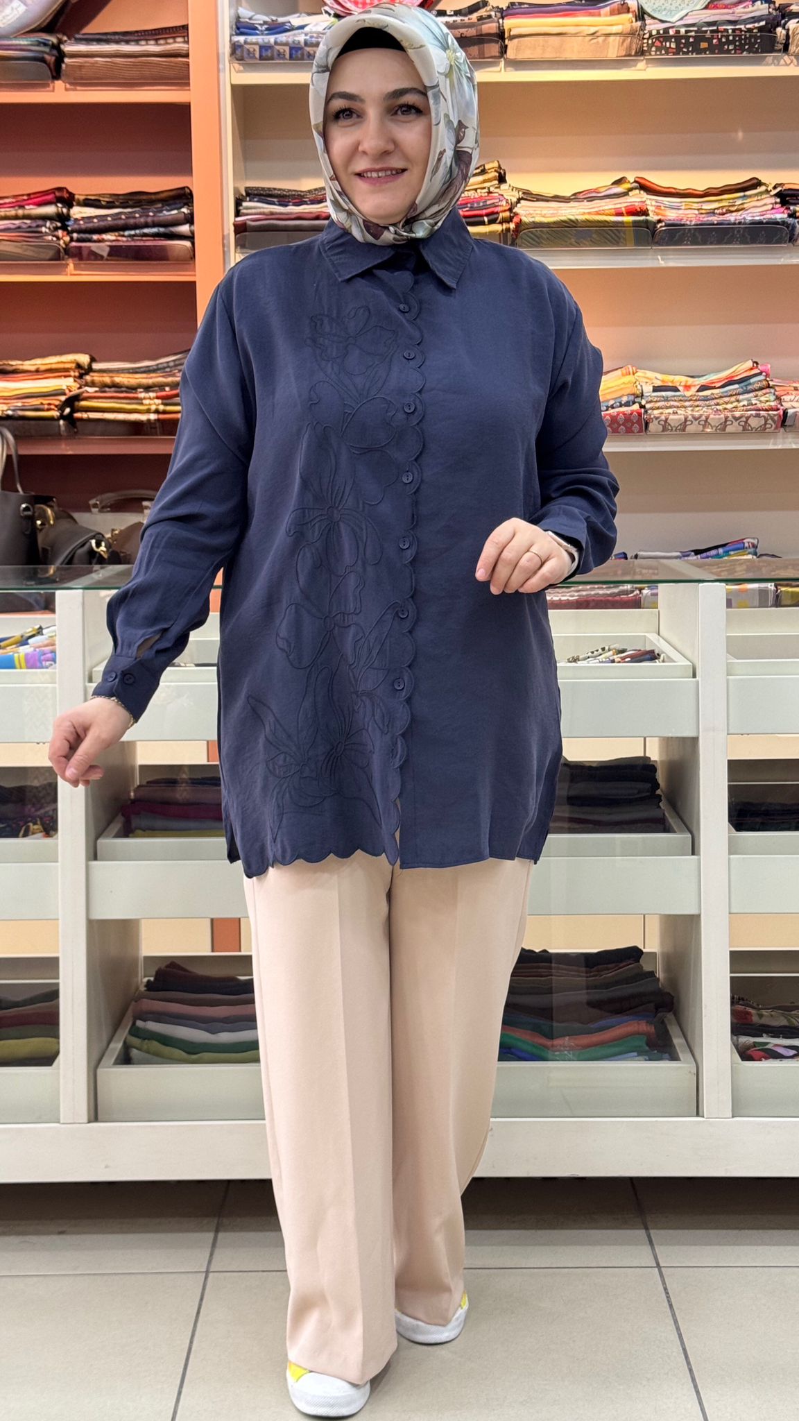 Nefise - Fırfır Desen Çiçek Nakış İşlemeli Gömlek Tunik Lacivert/260107 